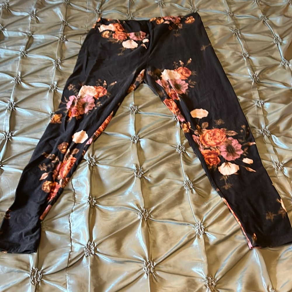 Large Leggings Black w/sparse roses